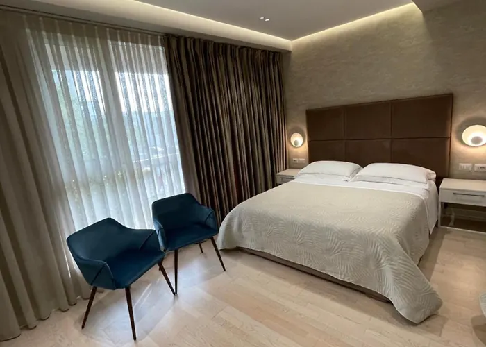 奥雷斯蒂中心酒店 3* 地拉那